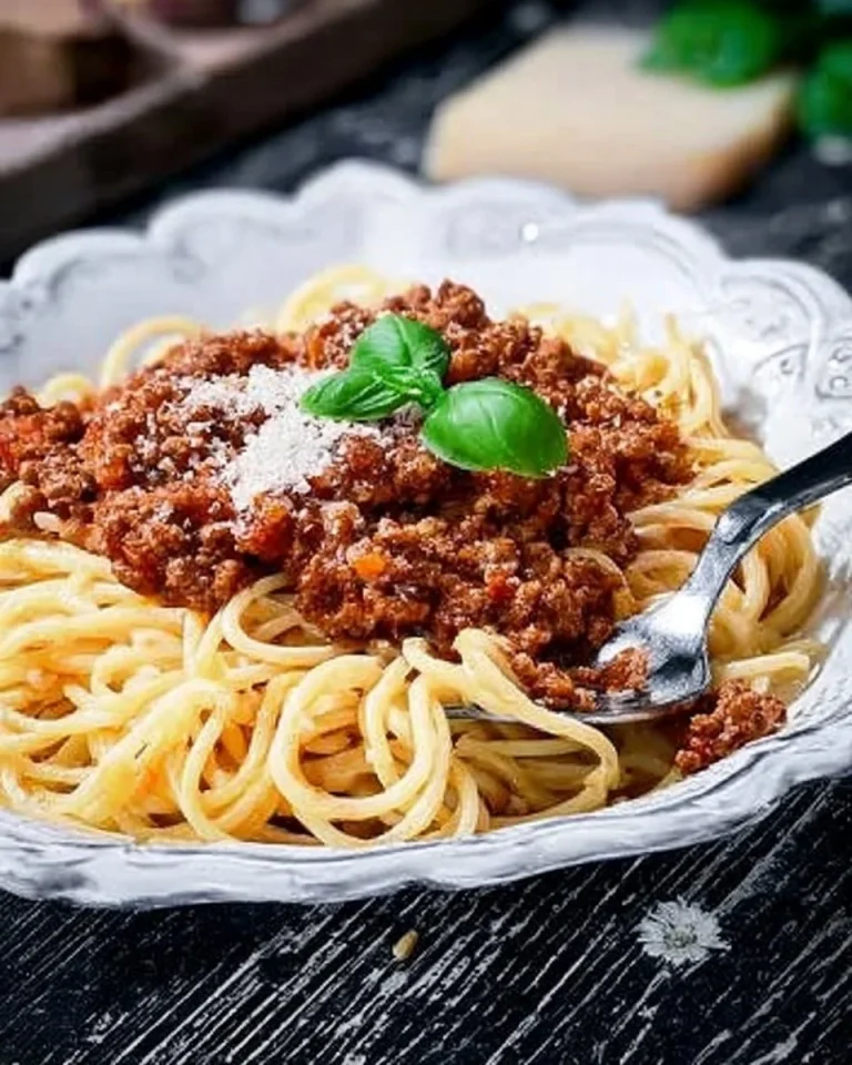 Traditionelle Spaghetti Bolognese mit frischen Zutaten und würziger Soße.