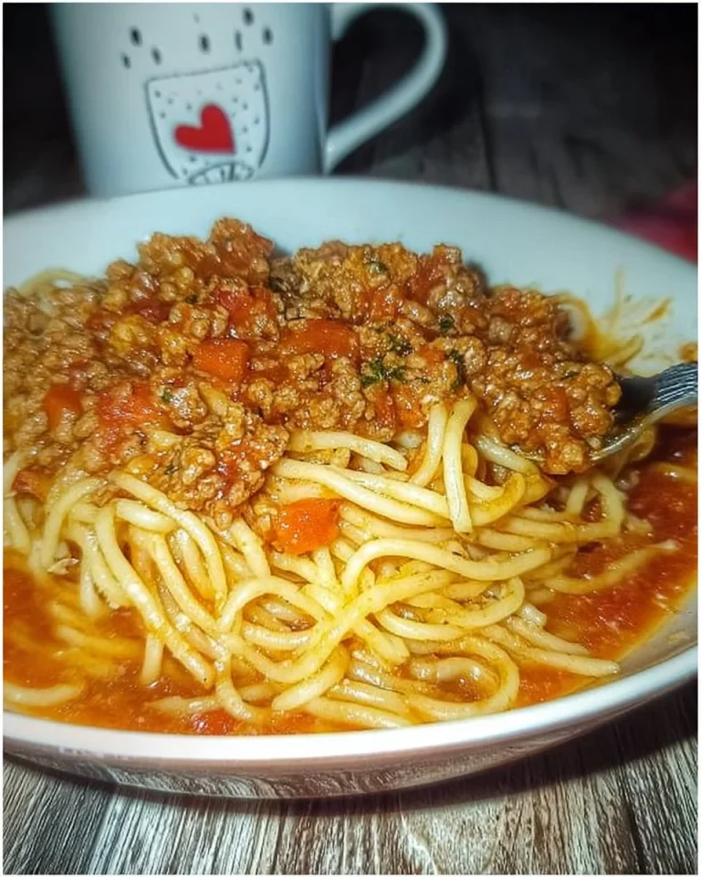 Eine köstliche Portion Spaghetti Bolognese mit frischer Petersilie und Parmesan