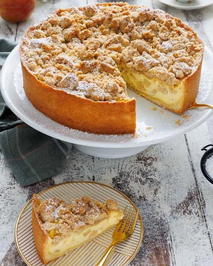 Leckerer Apfelkuchen mit Pudding, frisch gebacken und garniert mit Apfelscheiben.