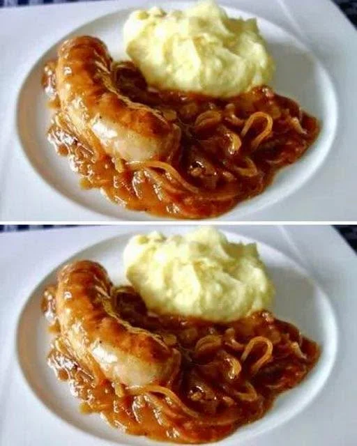 Bratwurst mit Zwiebelsauce auf einem Teller serviert