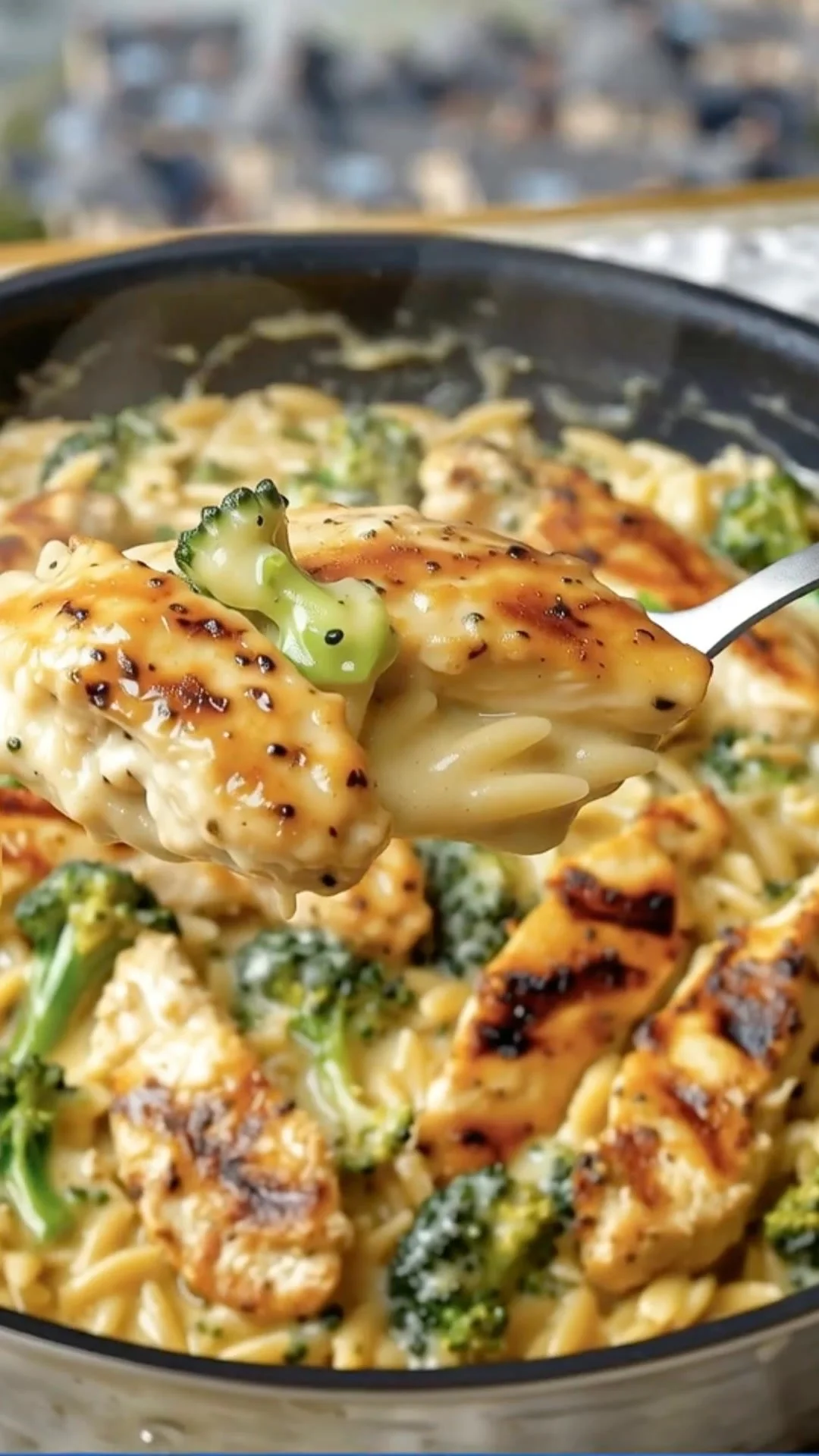 Cremiges Hühnchen-Orzo mit Brokkoli auf einem Teller serviert