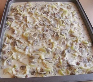 Eingelegte Schnitzel auf einem Teller, garniert mit frischen Kräutern