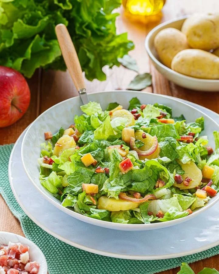 Endiviensalat mit Kartoffeln, Apfel & Speck