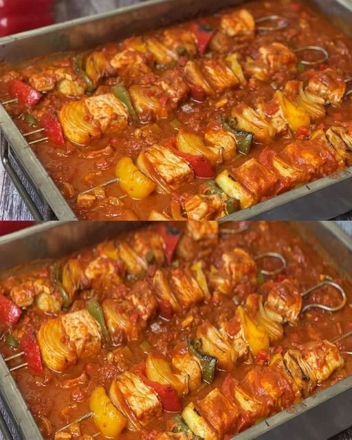 Leckeres Schaschlik mit selbstgemachter Schaschliksoße auf dem Grill