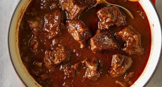 Traditionelles Gulasch nach Oma Magda auf einem Teller serviert