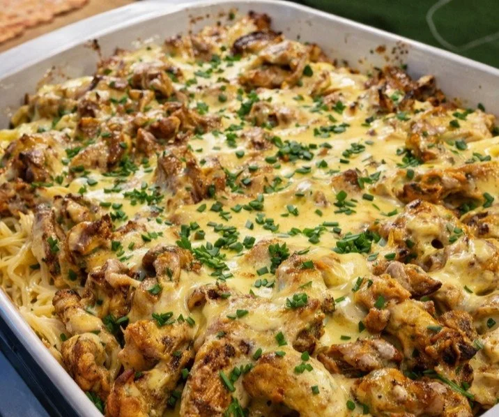 Gyrosauflauf mit Knoblauch und Sauce Hollandaise auf einem Teller serviert.