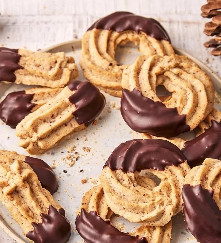 Leckeres Haselnuss-Spritzgebäck auf einem rustikalen Tisch