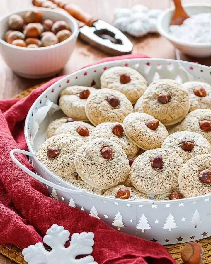 Leckere Haselnussmakronen auf einem Teller, frisch gebacken und verziert.