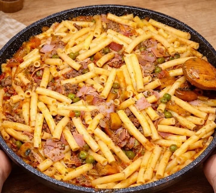 Hirtenmakkaroni mit Hackfleisch auf einem Teller angerichtet