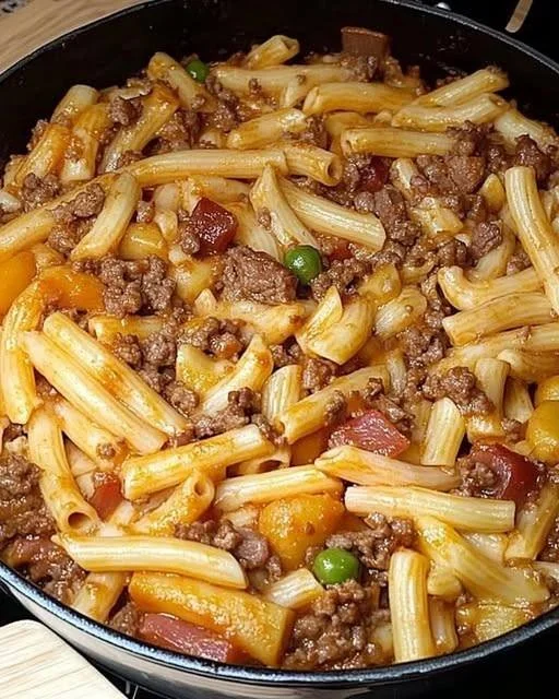 Hirtenmakkaroni mit Hackfleisch auf einem Teller serviert