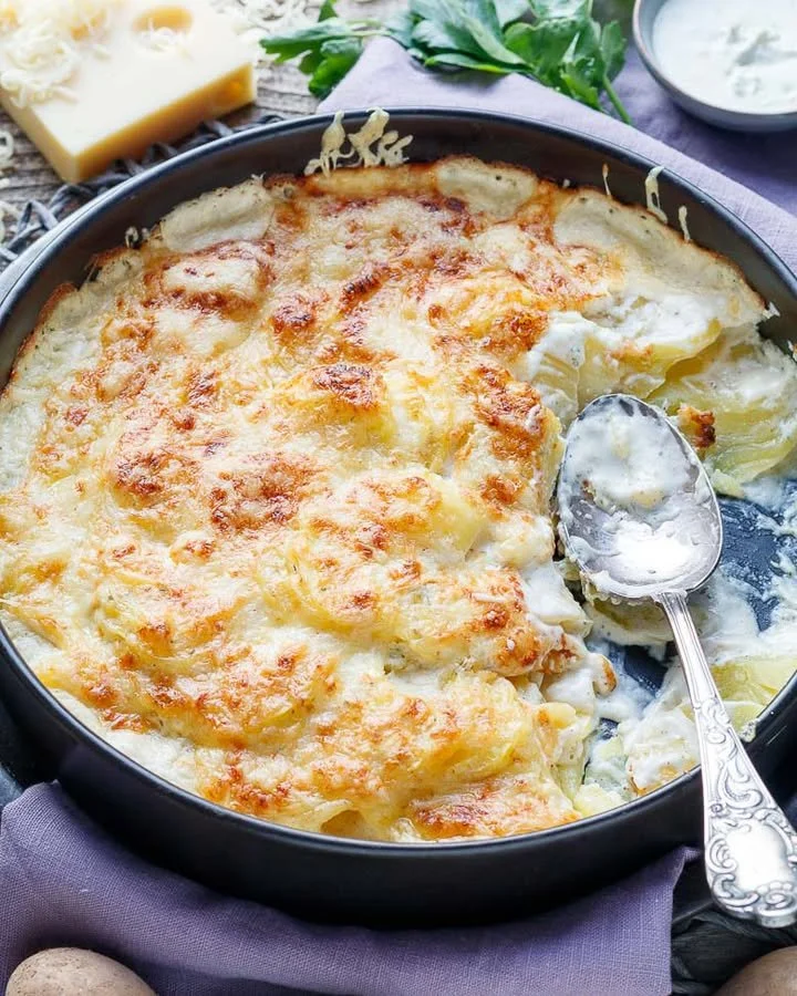Klassisches und einfaches Kartoffelgratin aus frisch geschichteten Kartoffeln