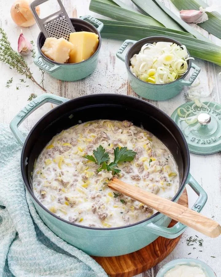 Käse-Lauch-Suppe mit Hackfleisch in einer Schüssel serviert.
