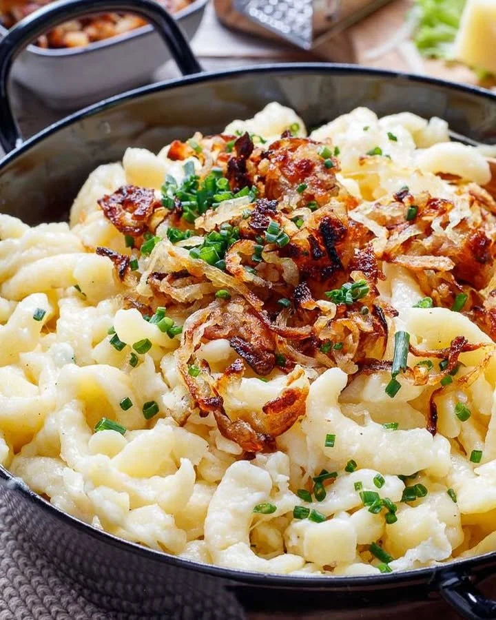 Käsepätzle mit Röstzwiebeln, ein traditionelles Gericht aus der schwäbischen Küche.