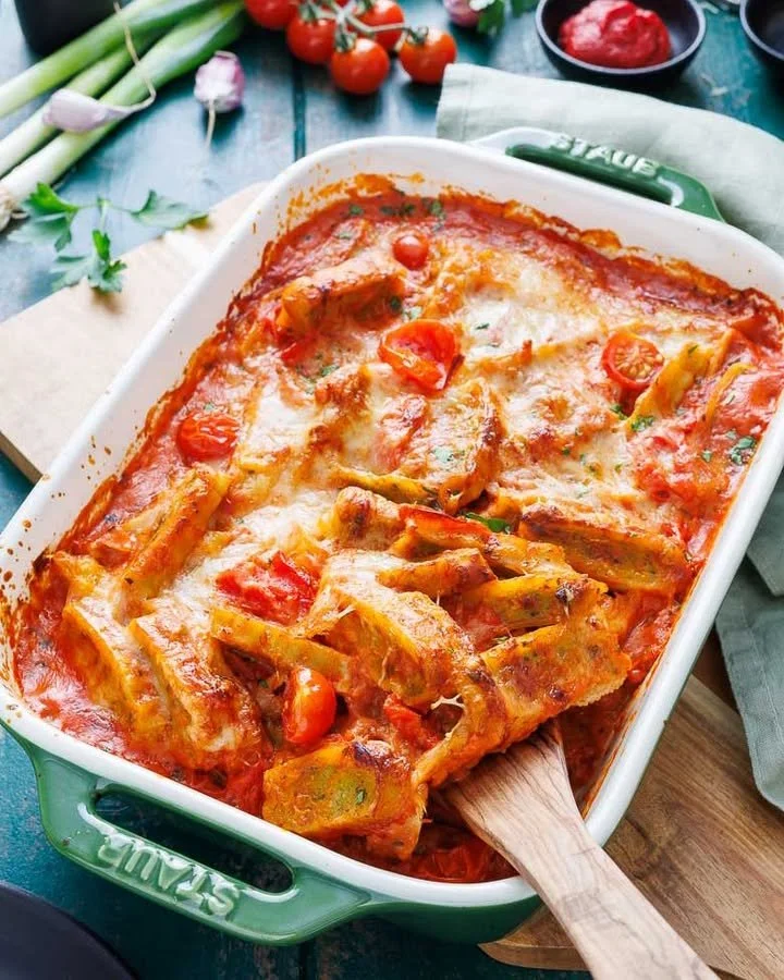 Leckerer Maultaschenauflauf frisch aus dem Ofen, ideal für ein herzhaftes Abendessen.