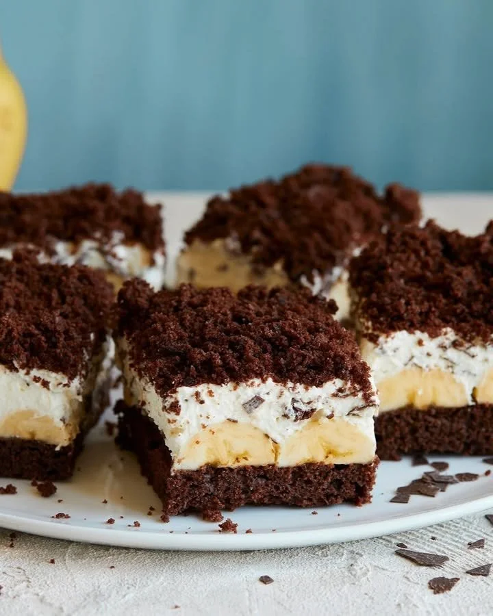 Maulwurfkuchen vom Blech mit Schokolade und Bananen dekoriert