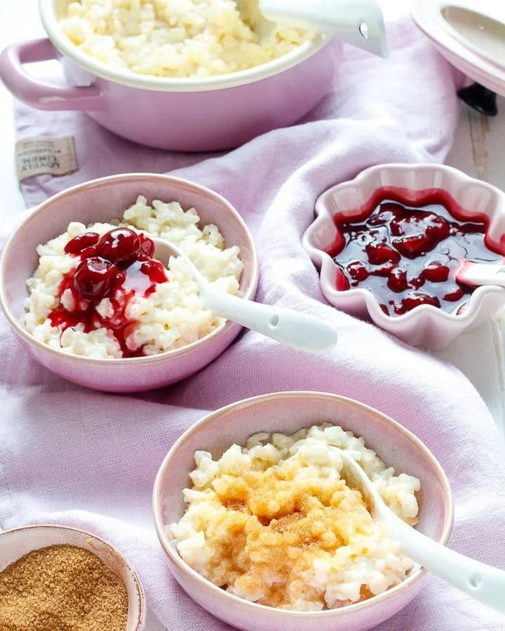 Köstlicher Milchreis nach Omas Rezept, serviert in einer Schüssel.