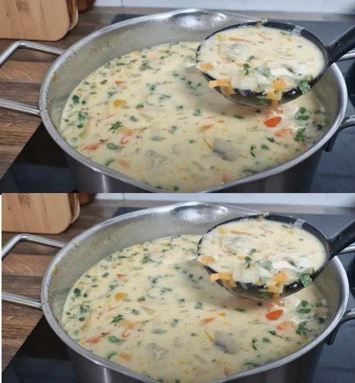 Schüssel mit norwegischer Cremesuppe, frisch zubereitet und dekoriert.