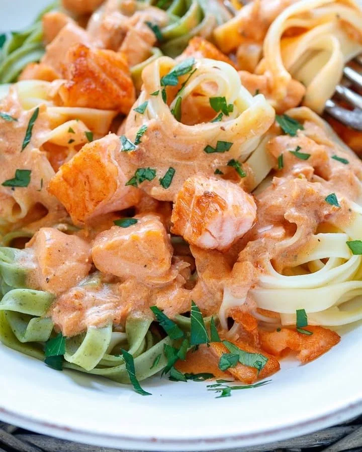 Nudeln mit Lachs-Sahne-Soße