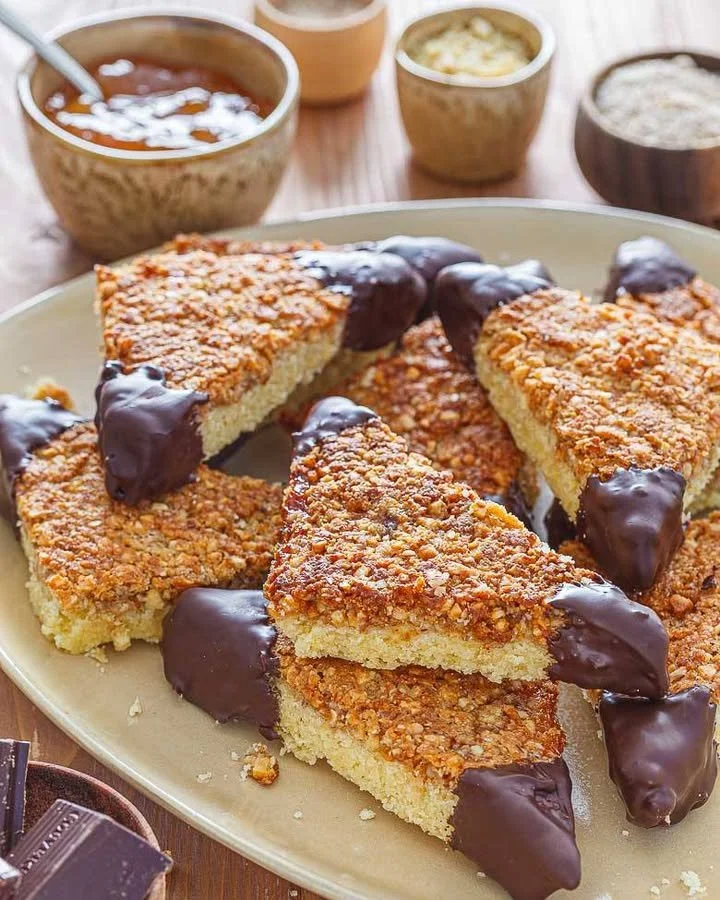 Lecker Nussecken mit Nüssen und Schokolade auf einem Teller serviert.