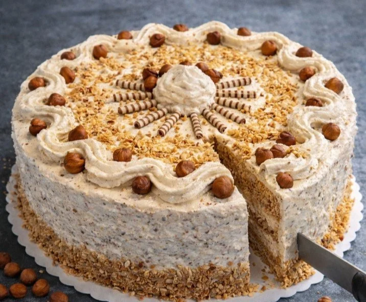 Omas Nuss Sahnetorte - eine köstliche Torte mit Nüssen und Sahne