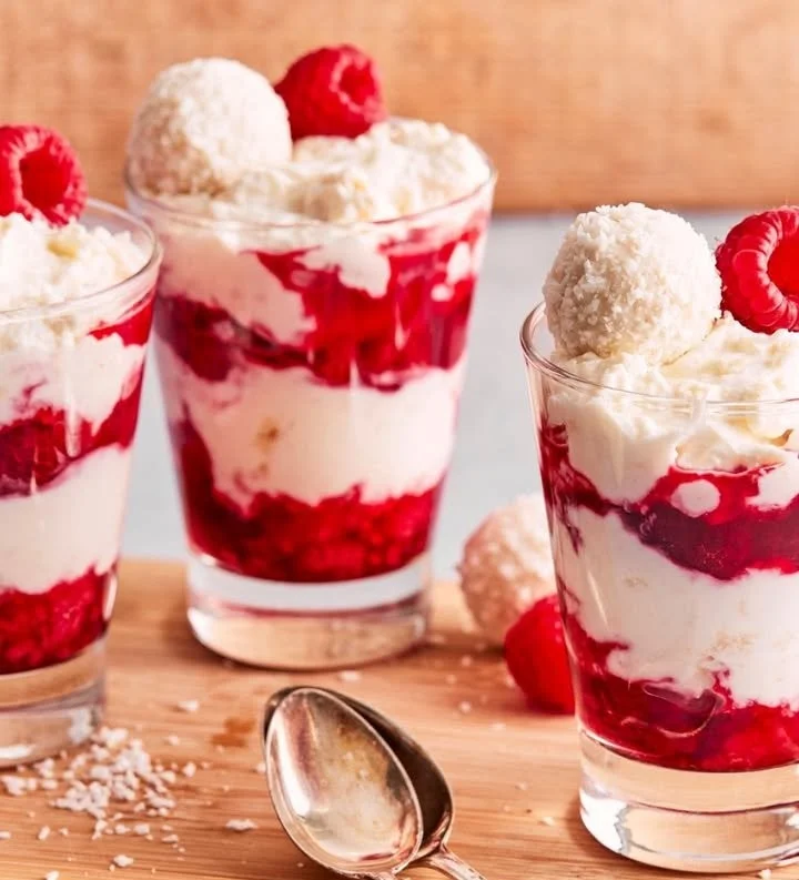 Raffaelo-Dessert mit Kokos und Mandeln auf einem Teller serviert