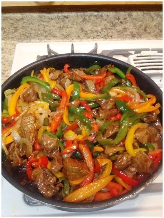 Rindfleisch mit Paprika und Zwiebeln