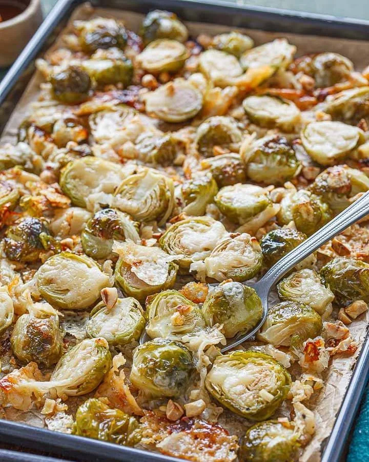 Leckere Rosenkohl aus dem Backofen in einer Auflaufform