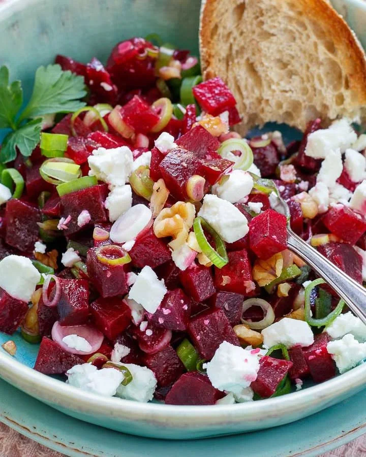 Rote-Bete-Salat mit Feta und Walnüssen, frisch zubereitet und serviert.