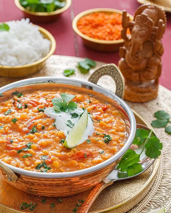 Schüssel mit Rotes Linsen Dal, einem gesunden indischen Gericht