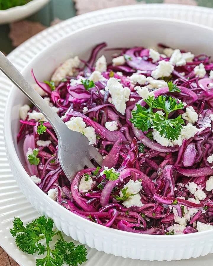 Rotkohlsalat mit Schafkäse, frisch zubereitet und gesund