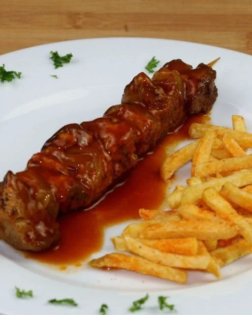 Schaschlik mit Pommes