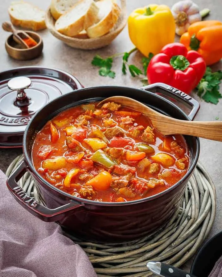 Leckeres Gericht aus dem Schaschliktopf mit Gemüse und Fleisch