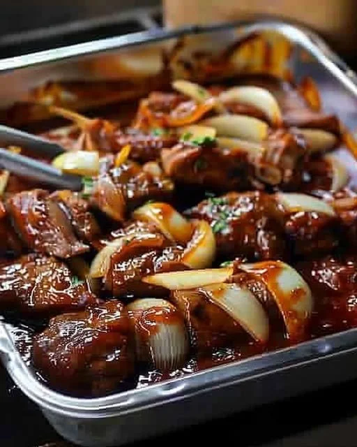 Leckeres Schaslik serviert mit Pommes im Stil von Anne Pommesbude.