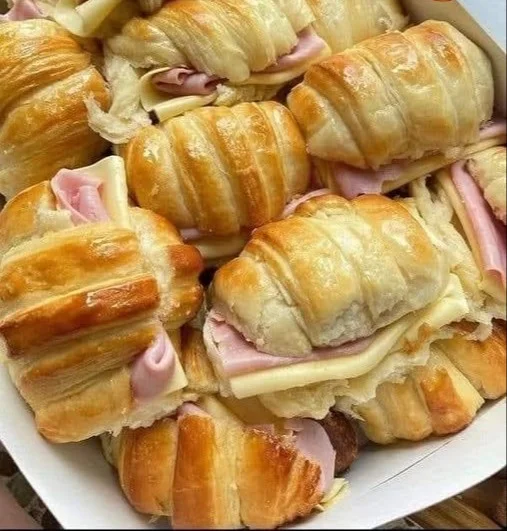 Leckere Schinken-Käse-Croissants frisch gebacken auf einem Teller