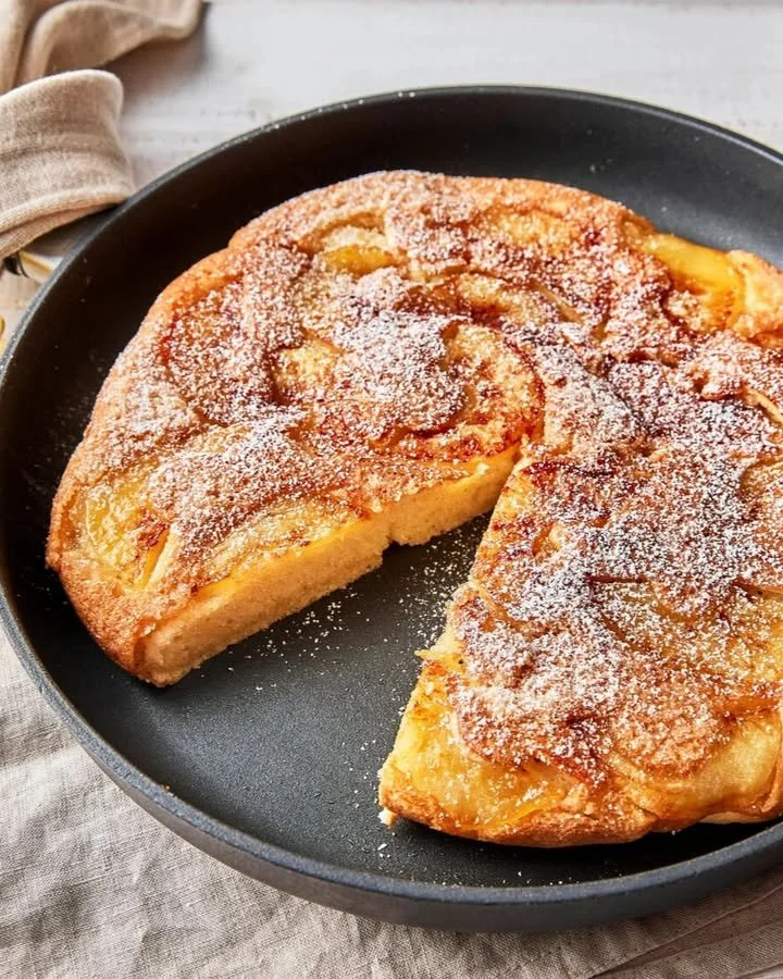 Schneller Apfelkuchen in der Pfanne mit frischen Äpfeln und Zimt