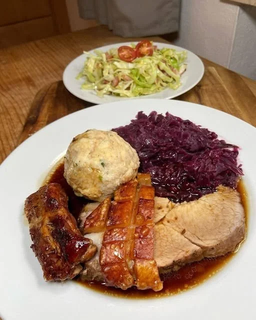 Leckeres Schweinbraten Rezept mit zartem Fleisch und Gewürzen