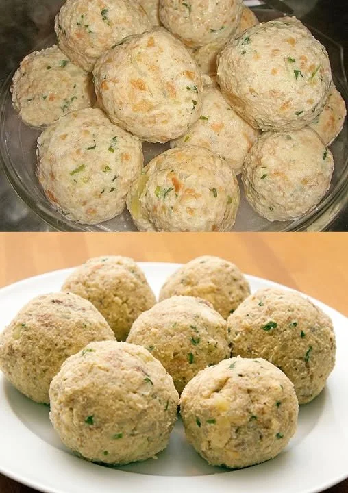 Leckere Semmelknödel serviert mit Sauce und Kräutern