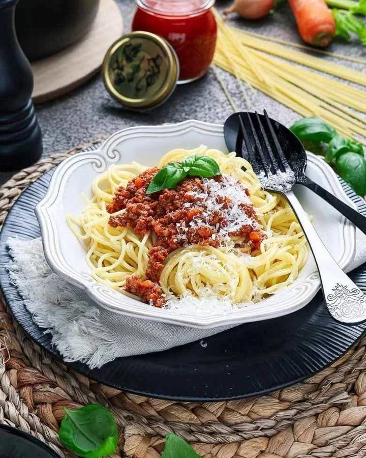 Leckere Spaghetti Bolognese mit frischer Sauce und Kräutern.