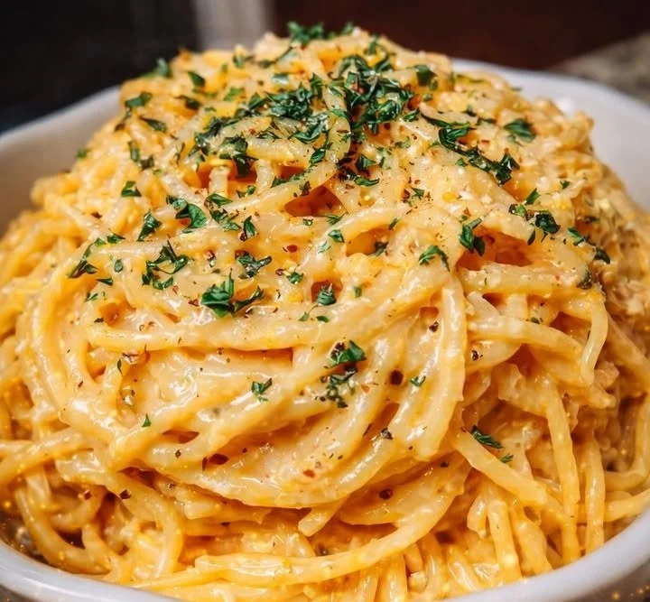 Spaghetti mit Knoblauch in einer eleganten Servierplatte