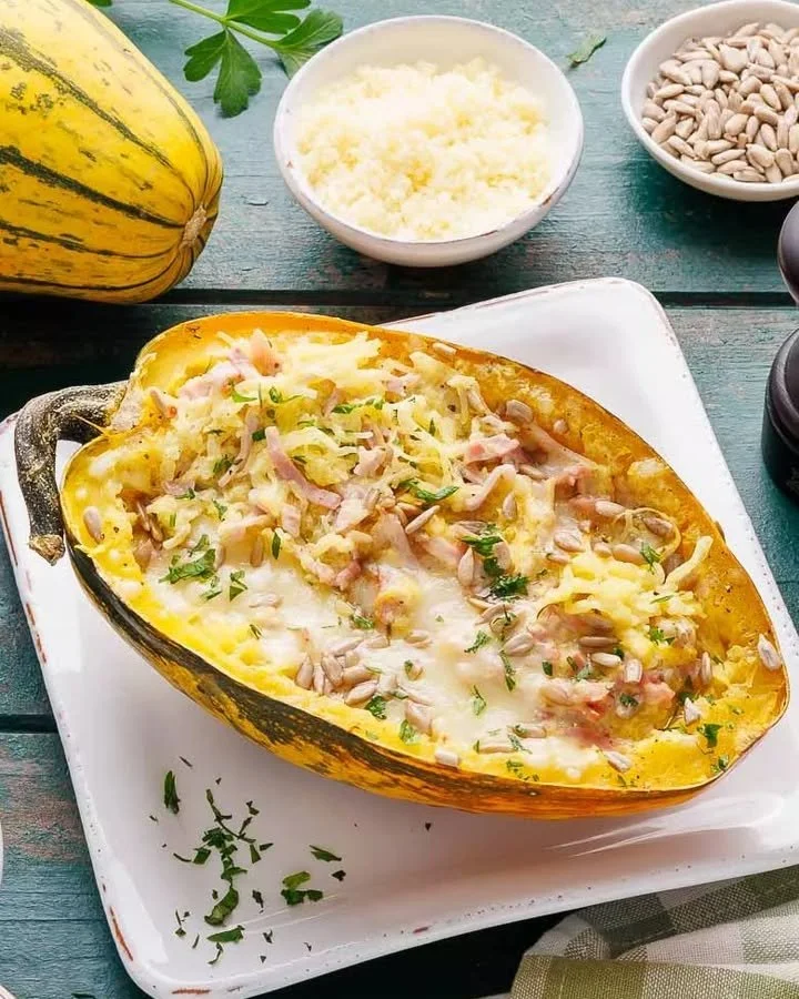 Spaghettikürbis mit Schinken und Käse