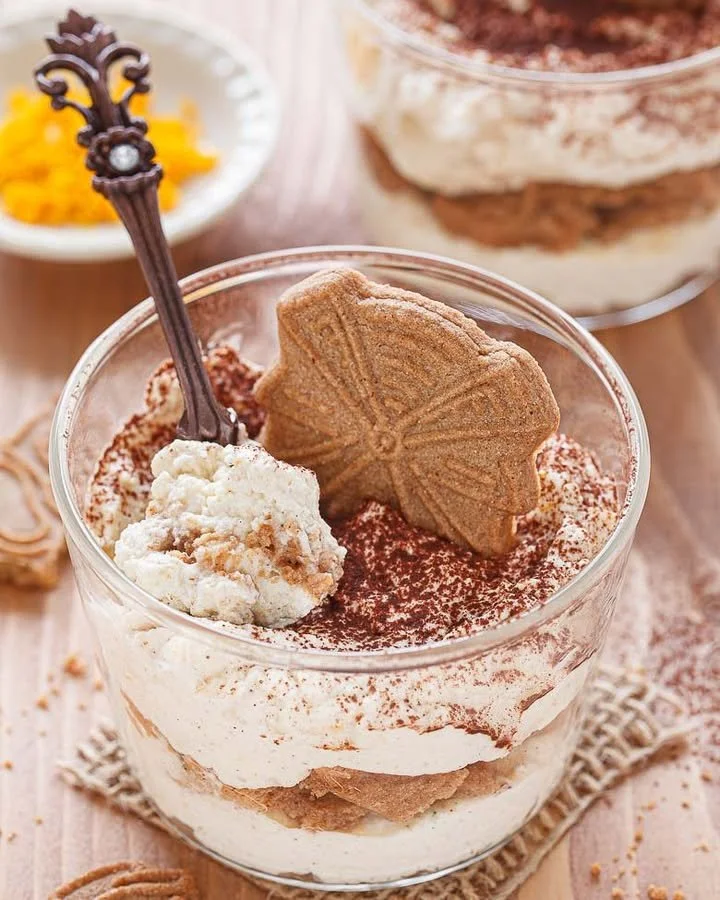 Leckeres Spekulatius-Tiramisu aus dem Glas mit weihnachtlicher Dekoration