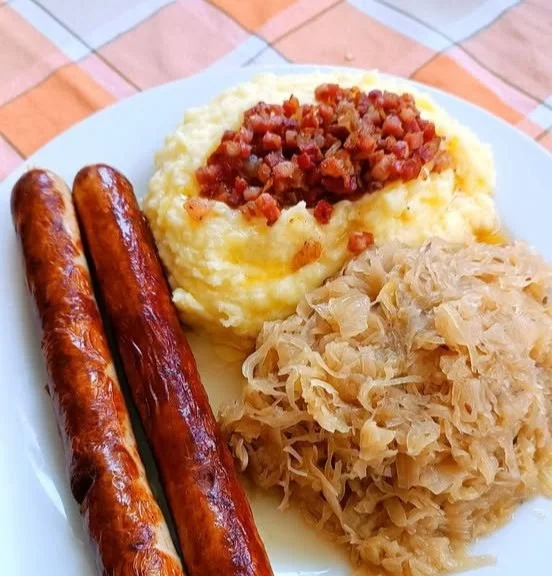 Thüringer Bratwurst mit Kartoffelpüree und Sauerkraut