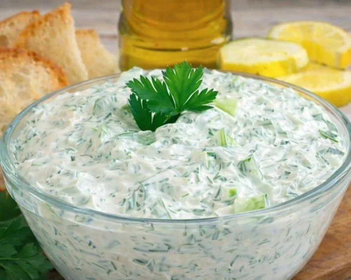 Hausgemachter Tzatziki wie beim Griechen, serviert mit frischem Brot.