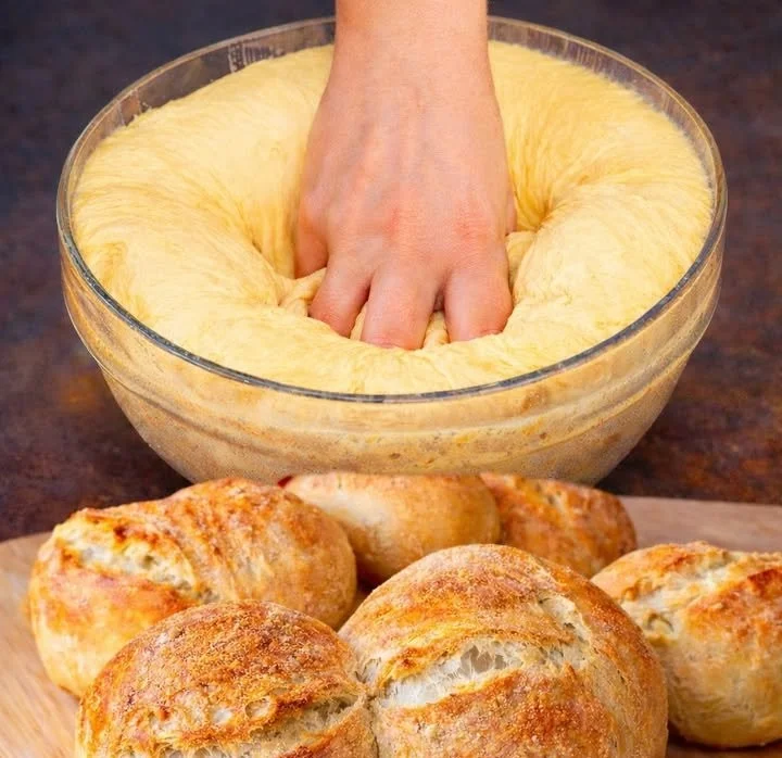 Übernacht Brötchen aus der DDR auf einem rustikalen Holzbrett