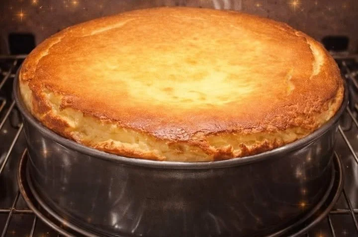 Ultrasaftiger Käsekuchen auf einem Teller, ideal für Dessert-Liebhaber.