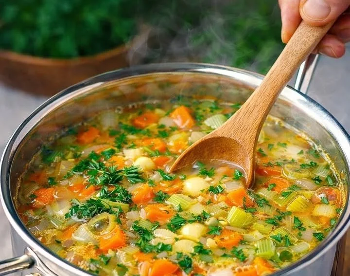 Gesunde Wundersuppe mit frischen Zutaten in einer Schüssel