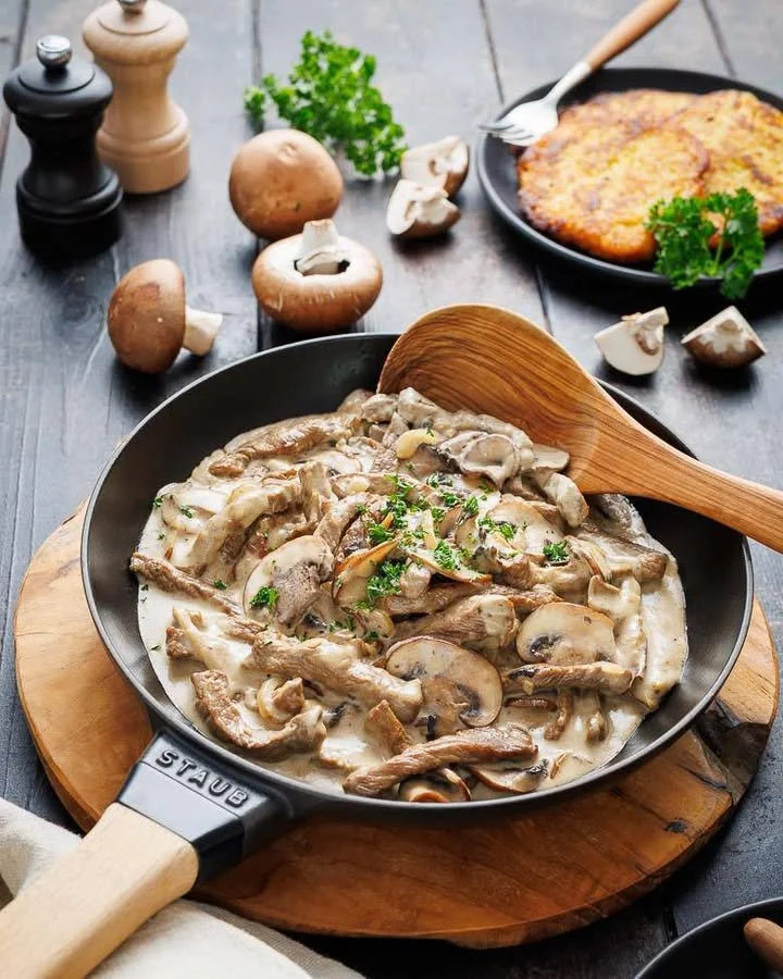 Zürcher Geschnetzeltes mit zartem Kalbfleisch und cremiger Sauce serviert