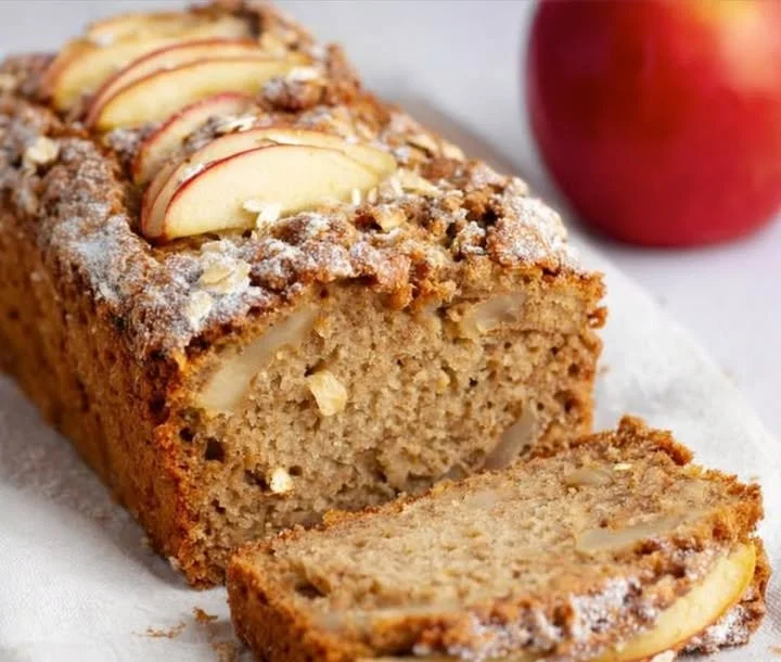Apfel-Haferflocken-Kuchen ohne Zucker auf einem Teller