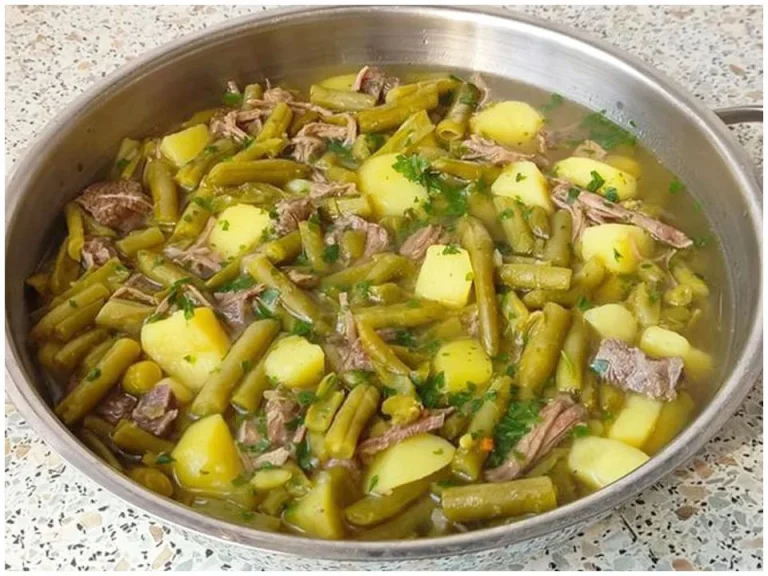 Köstlicher Bohneneintopf mit frischen Bohnen und Gemüse