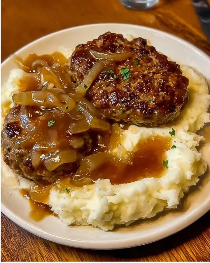 Buletten mit Kartoffelbrei und Zwiebelsoße